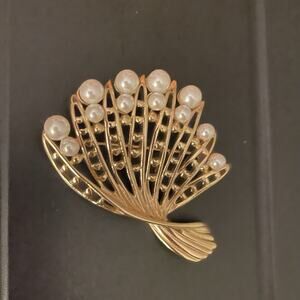 VTG  Goldstone Fan Shaped Pin brooch with Faux white Pearl accents 1960 style